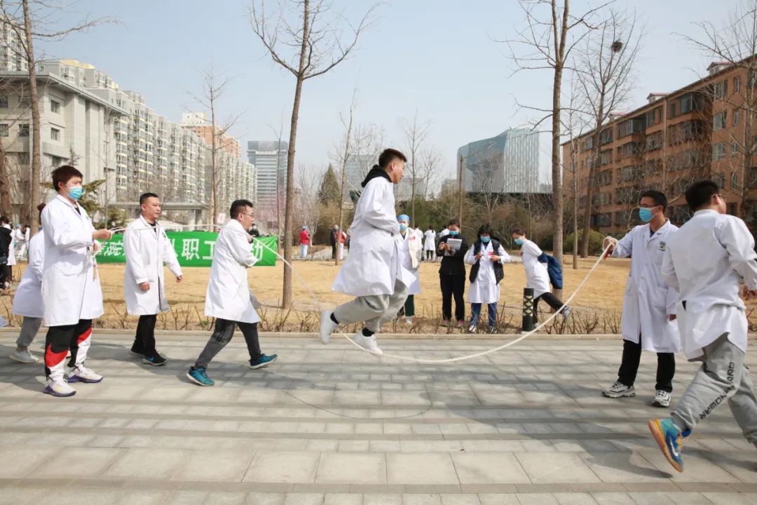 踢毽子跳绳比赛总结,跳绳接力比赛完整视频