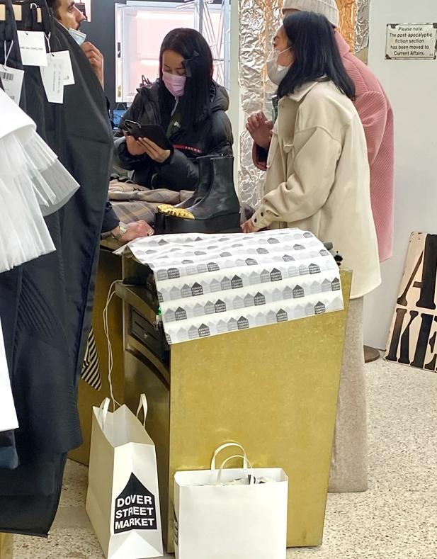 那英逛超市,那英一家三口现身英国街头