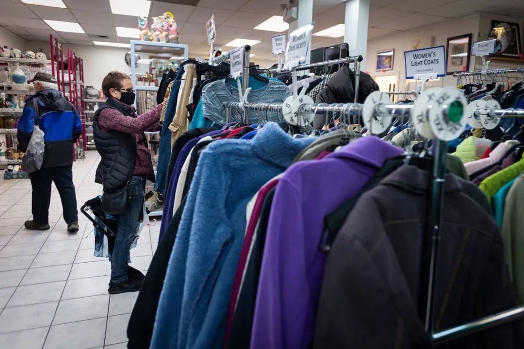 单亲妈妈带着两岁娃流浪,单亲华人妈妈带3个孩子