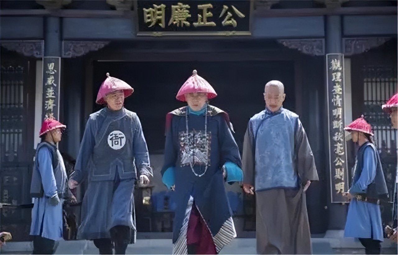 道士算命：夫人！你若不改嫁门口的乞丐，今日深夜你们婆媳必死