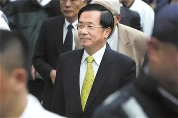 被逼下台，台湾领导人陈水扁的贪污，暴露了怎样弊端？