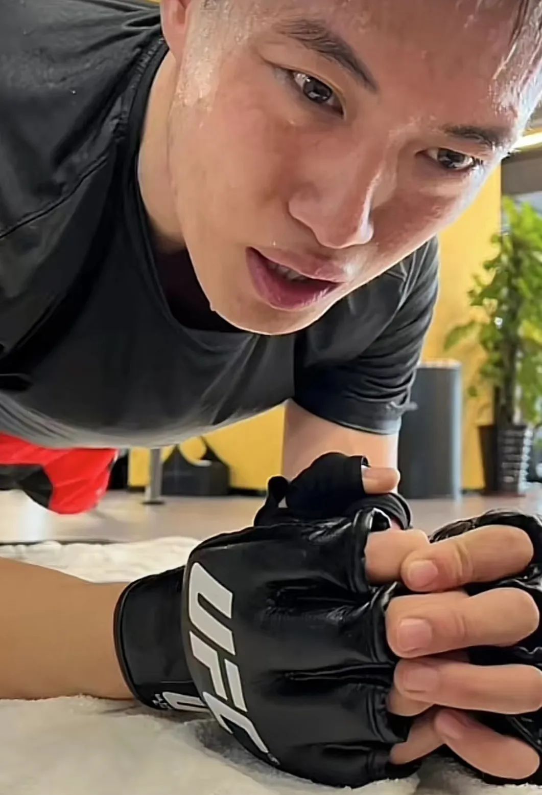 216斤参加前女友的婚礼哭成泪人，3个月减肥近百斤，你若无伤岁月无恙