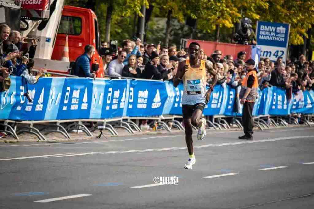 柏林马拉松基普乔格视频,基普乔格神人