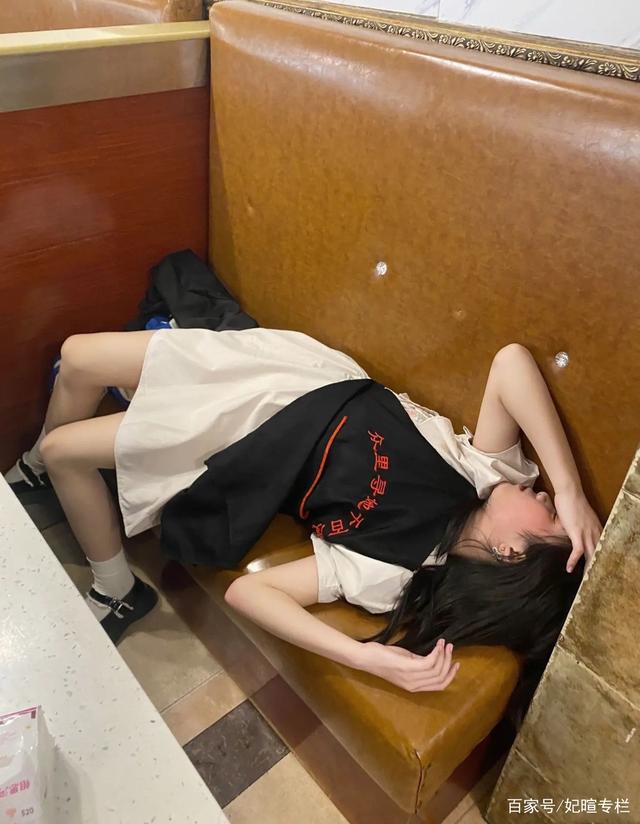 男子邀请邻桌女子喝酒,男子邀请女子喝酒