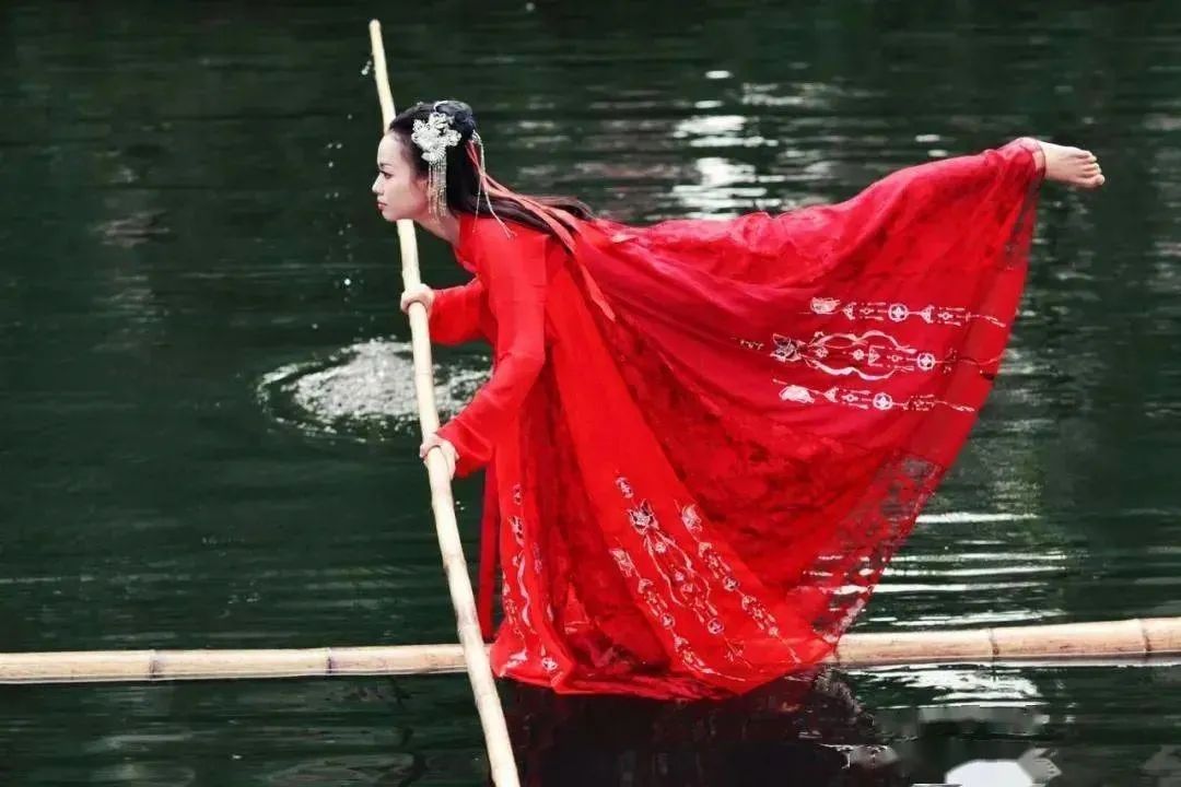 贵州女孩轻功水上漂,贵州女孩练水上漂