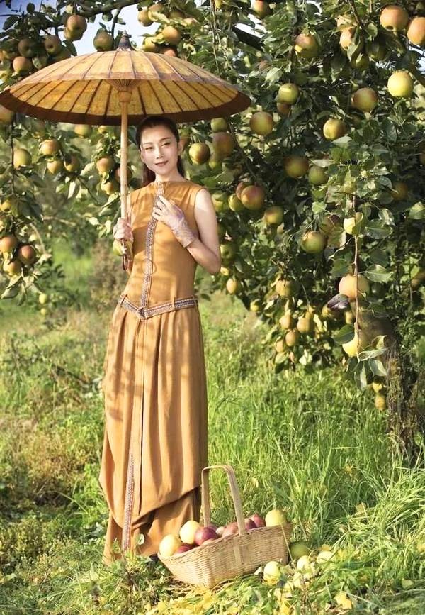 老艺术家口碑绷不住了！女演员手摸男伴私密部位，再惹争议！