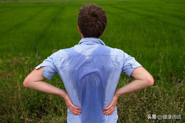 为什么自己出汗酸臭,为什么自己出汗衣服好臭