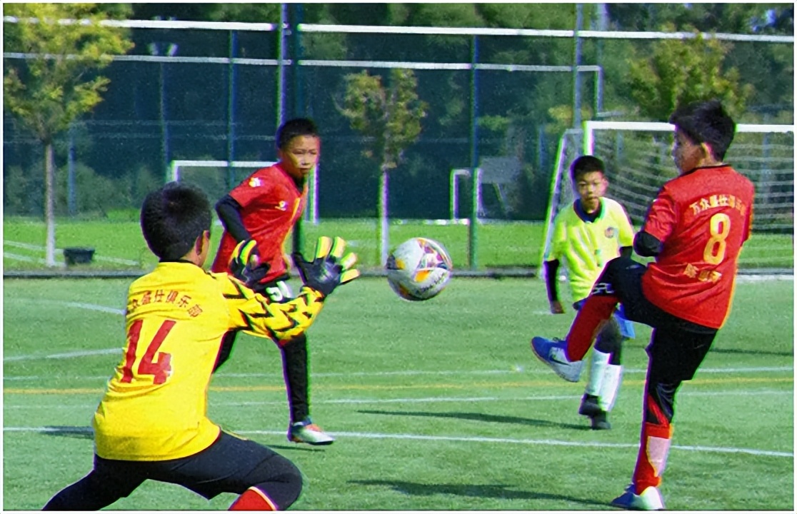 和小时候一样对足球的热爱没有变,激发孩子们对足球的热爱与坚持