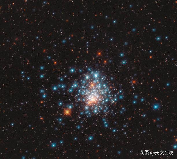 散发耀眼光芒，环绕远古星系，至今为止最完整的爱因斯坦环