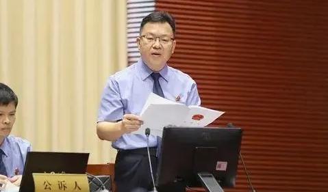 共犯的处罚根据共犯独立性,比较共犯从属理论和共犯独立理论