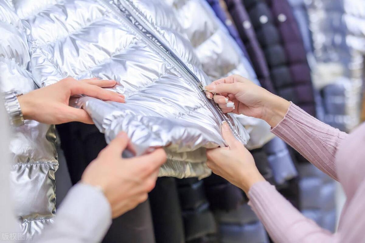 “天价”羽绒服越洗越薄？20年经验的家政阿姨提醒：别再用清水洗，这样做干净又保暖