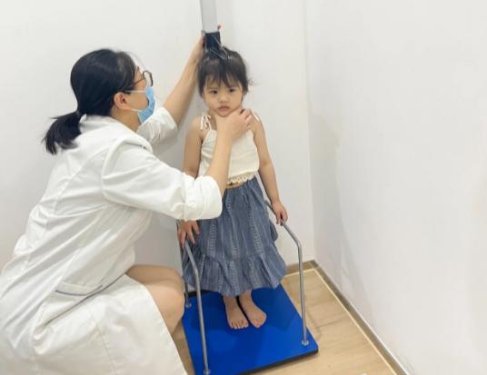 沈月初一身高,沈月身高只有一米五吗