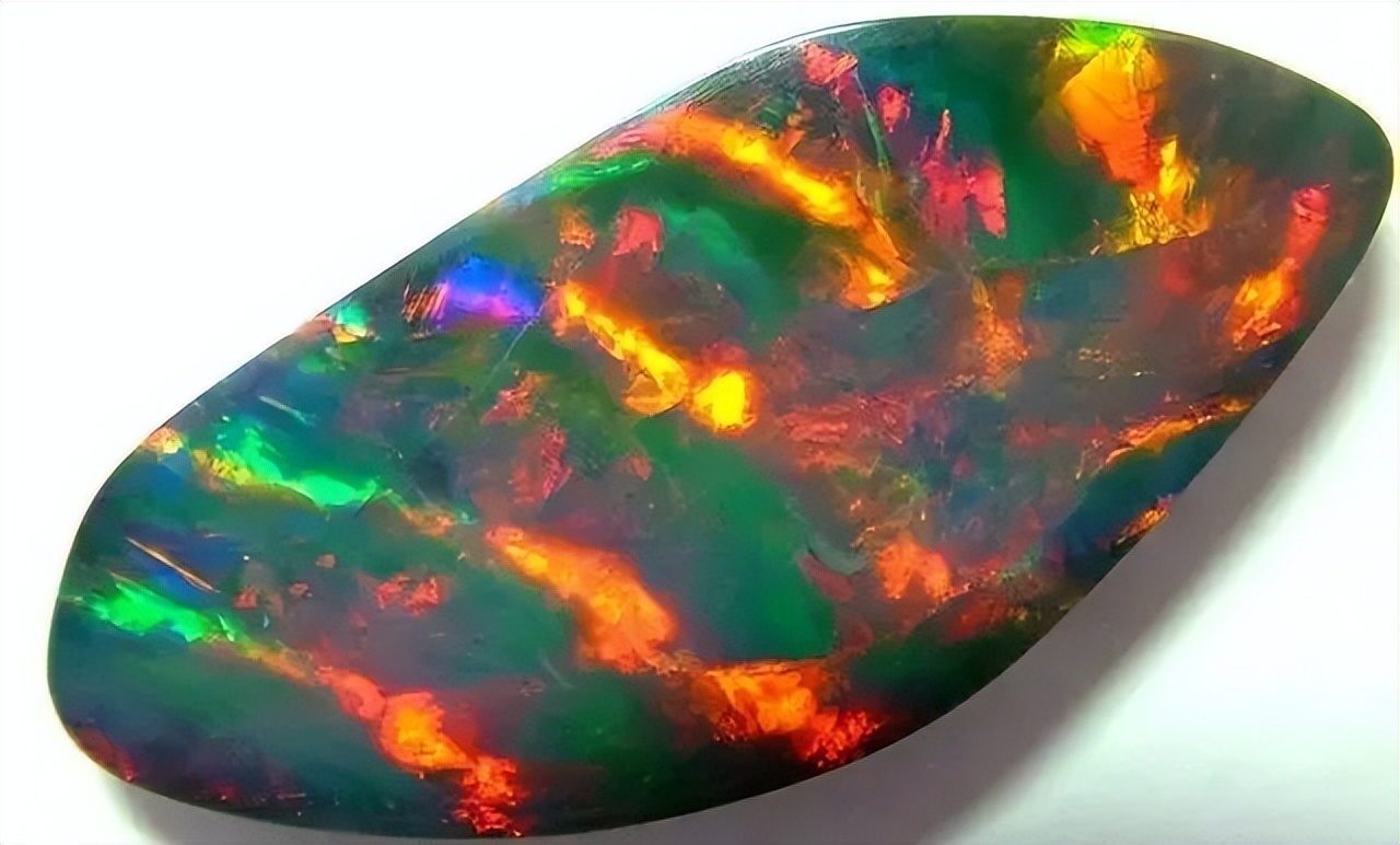 丰富多彩的欧泊,每一块欧泊演绎着完美的传说