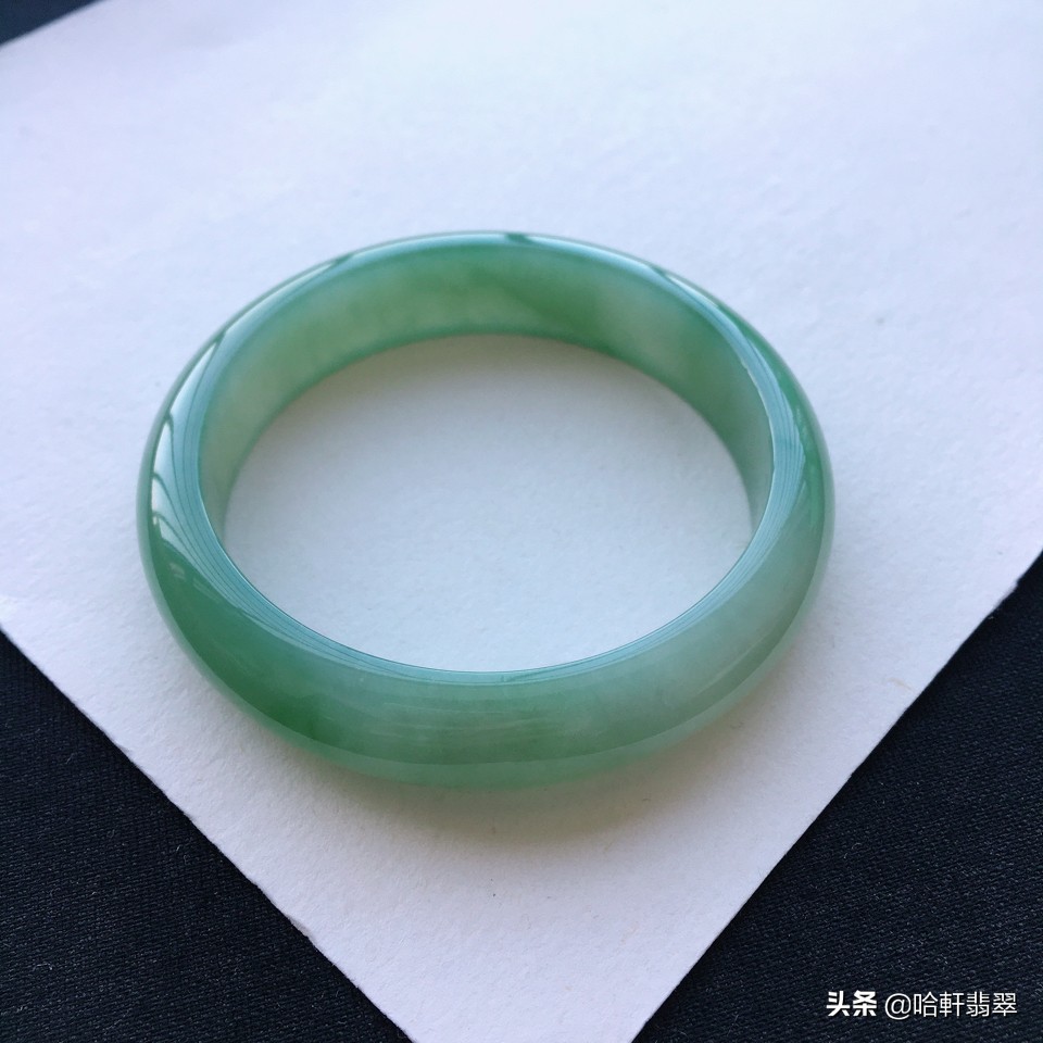 3000左右能买什么样的翡翠挂件,三万预算买翡翠镯子还是吊坠好