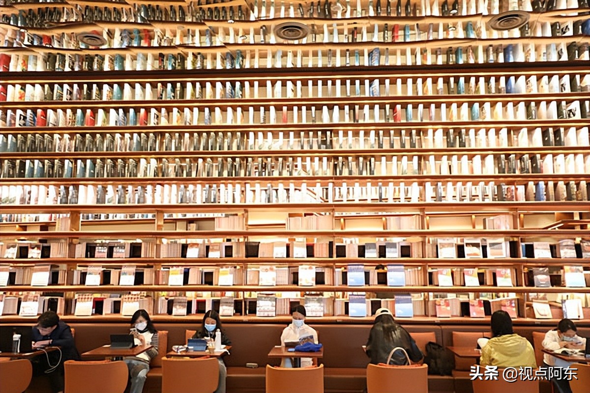 打卡西高新网红书店，常读书是人生精进最低的投资