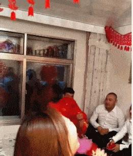 去足疗店按摩的时候遇到了自己的前女友，怎么样才能化解尴尬？哈