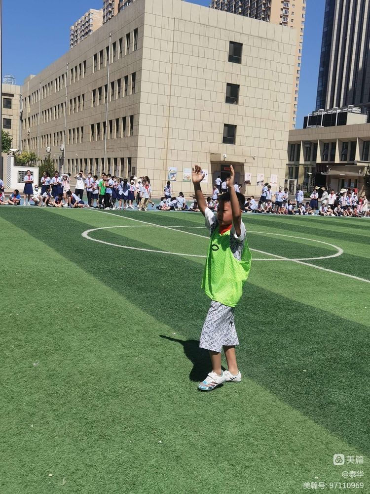 球在脚下“足”够精彩泰华实验小学足球比赛“火热”开赛