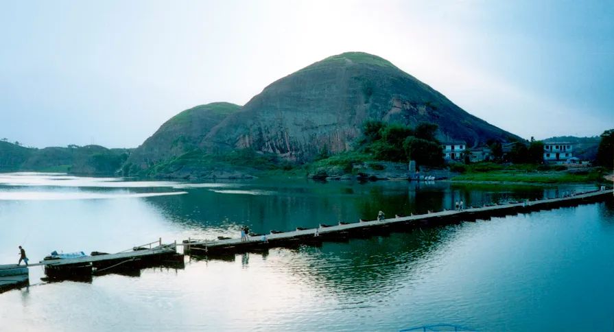 【上饶天下SHOW之铅山县】百年浮桥沧桑，百里信江画廊，辛弃疾巨雕缘何背城北望？