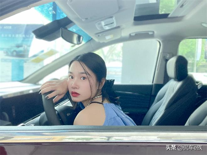 在超超超大的大通MIFA9里自拍，出片率超高