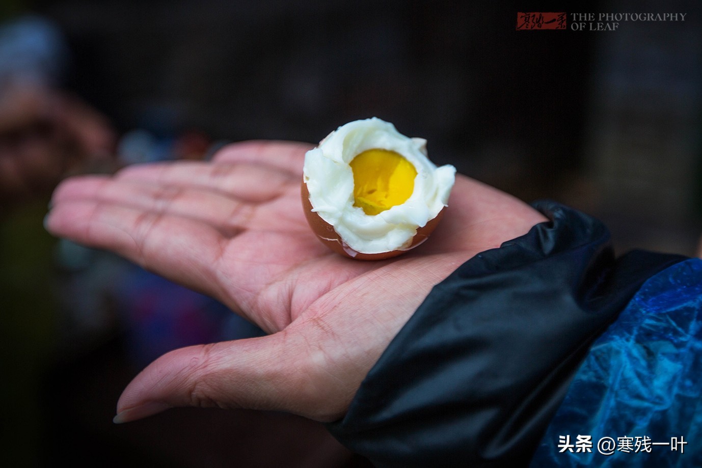 长白山网红小吃温泉鸡蛋，10元3个游客抢着买，一天卖出5000个