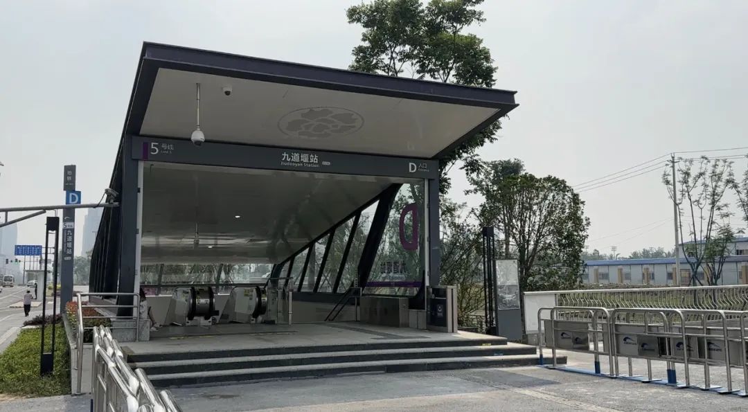 成都三万人看球赛,外地人到成都凤凰山看球