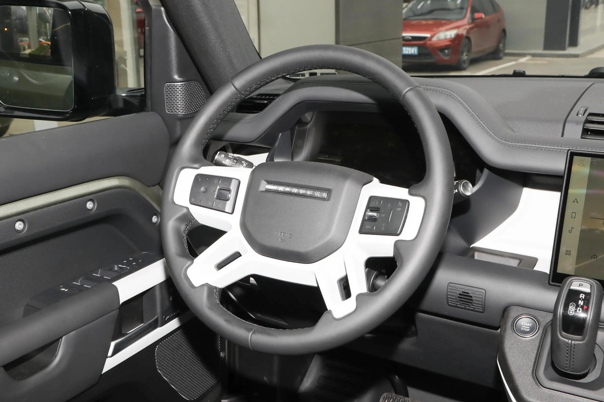 路虎卫士丐版越野能力,硬派越野舒适豪华路虎卫士