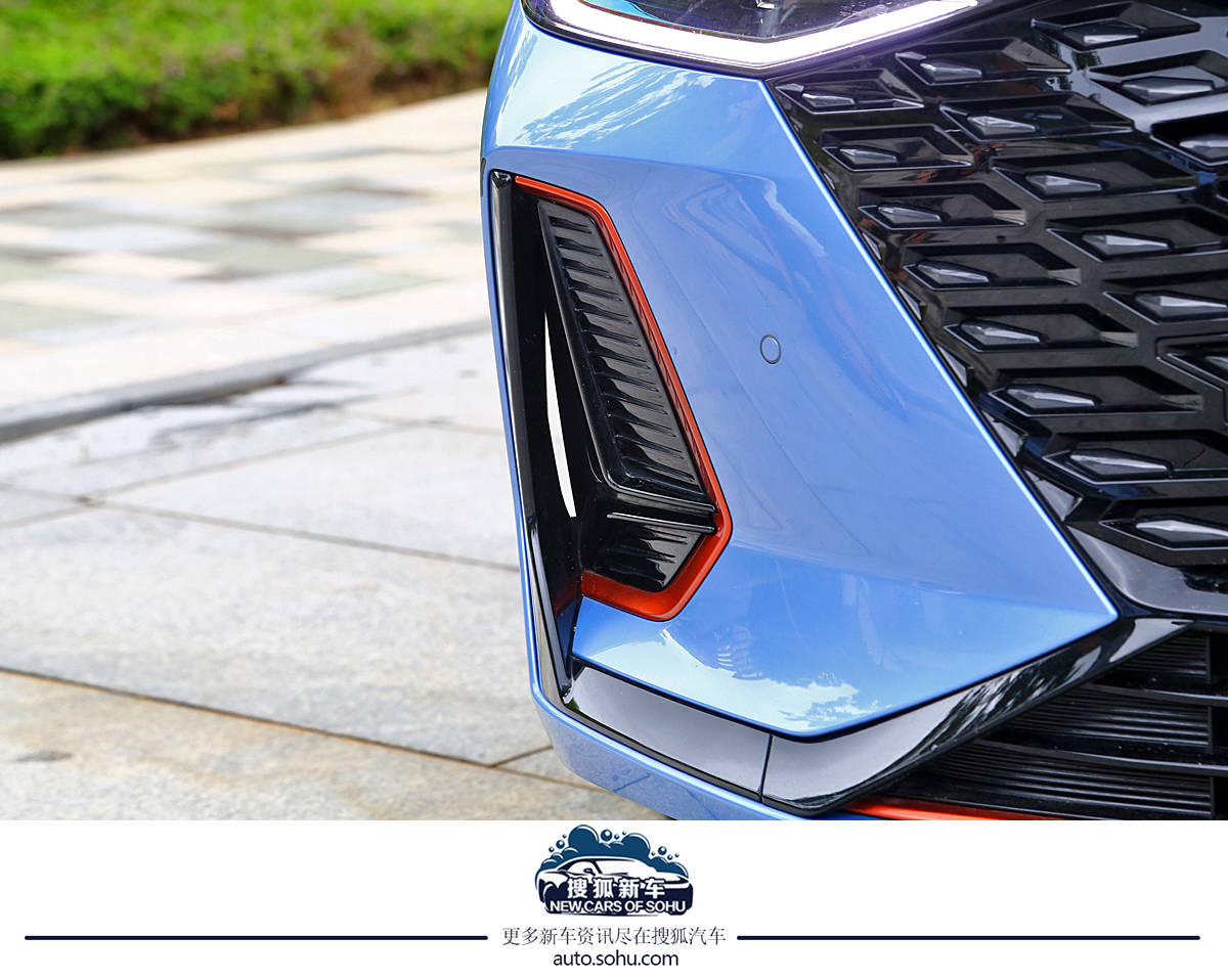 奇瑞艾瑞泽8对比长安uni-v,奇瑞艾瑞泽82.0t试驾