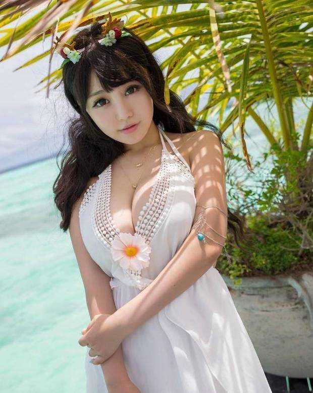 “椰肉”的美模娇艳如花，长裙遮不住她的风采