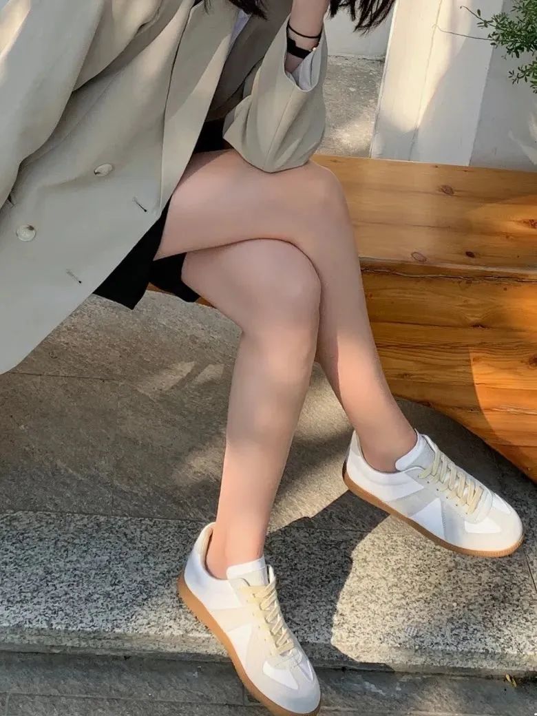 贾玲穿的鞋子品牌,贾玲今年春节穿的鞋