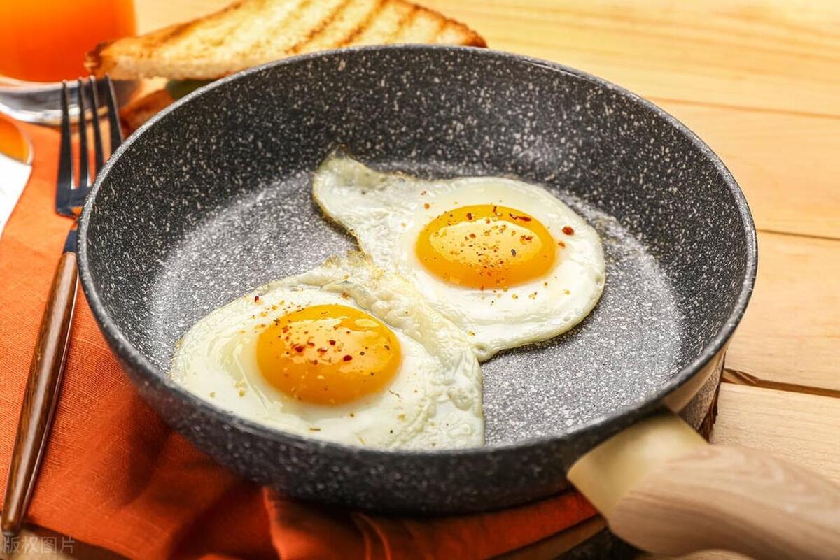 鸡蛋怎么煎好吃简单又营养,如何煎出嫩滑的鸡蛋