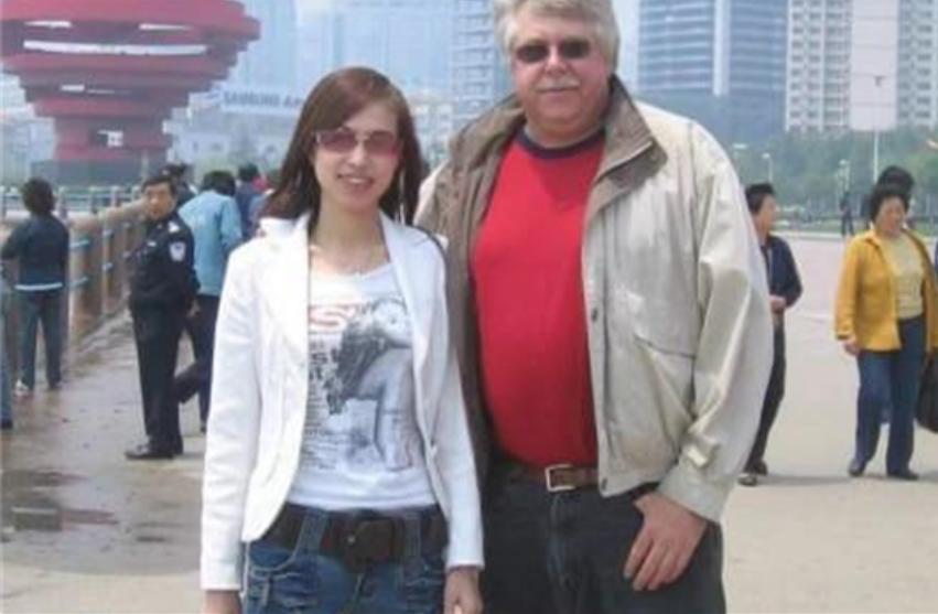 四川女子带子嫁美国人生双胞胎，婆婆带娃，大儿子收到28万成人礼