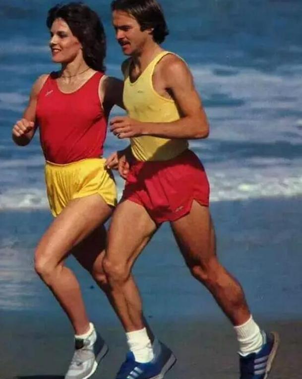 网红阿爽铁三穿着引争议,阿爽打扮