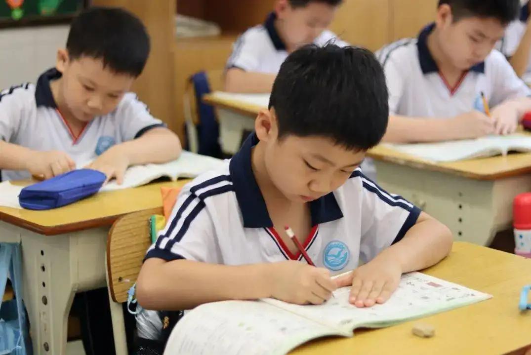 男生为小朋友讲解卫生巾,男孩用卫生巾的正确方法