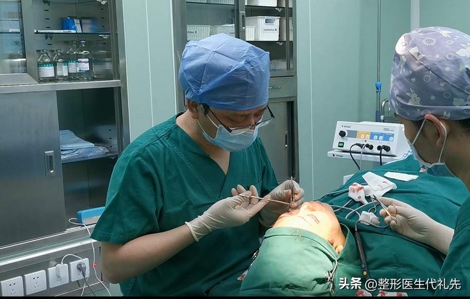 43岁女士全切开扇形双眼皮,术前术后高清照片细节对比,变化很大