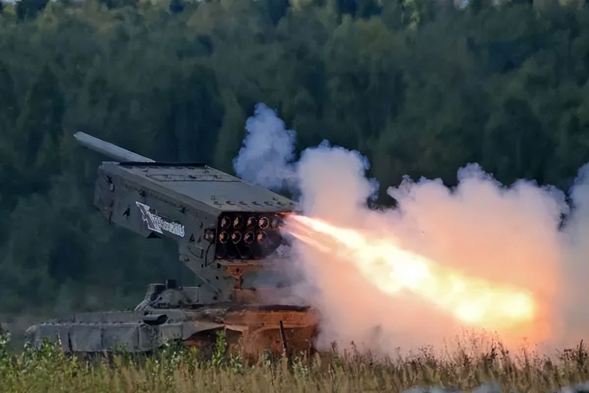 俄日炙成乌军噩梦！2枚温压弹摧毁据点，2500℃连人带物一起蒸发