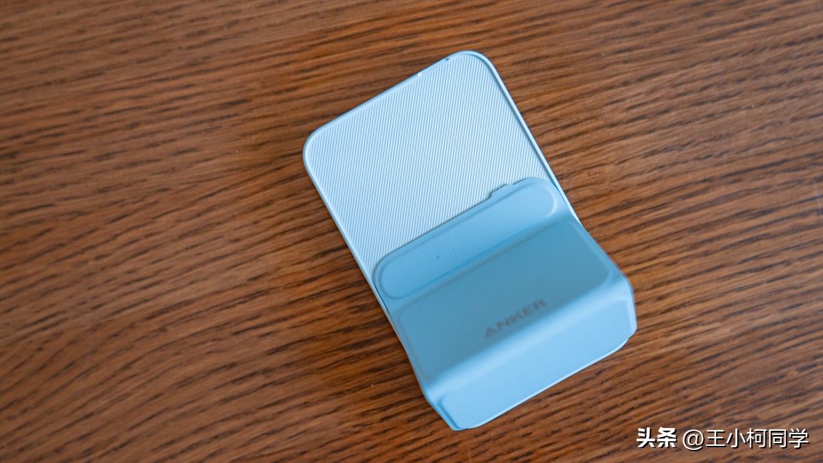 anker磁吸充电宝使用教程,anker磁吸充电宝一代与二代区别