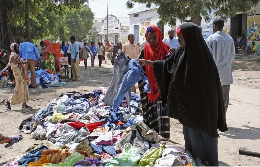 中国人捐赠的旧衣服，配送到非洲后成啥样了，看完你还会捐吗？