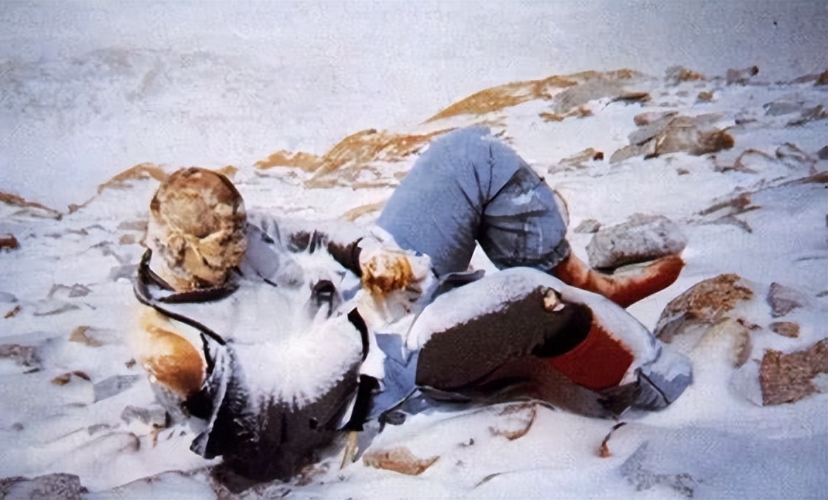 夫妻登顶骆驼峰坠崖身亡,夫妻登珠峰妻子不幸倒下