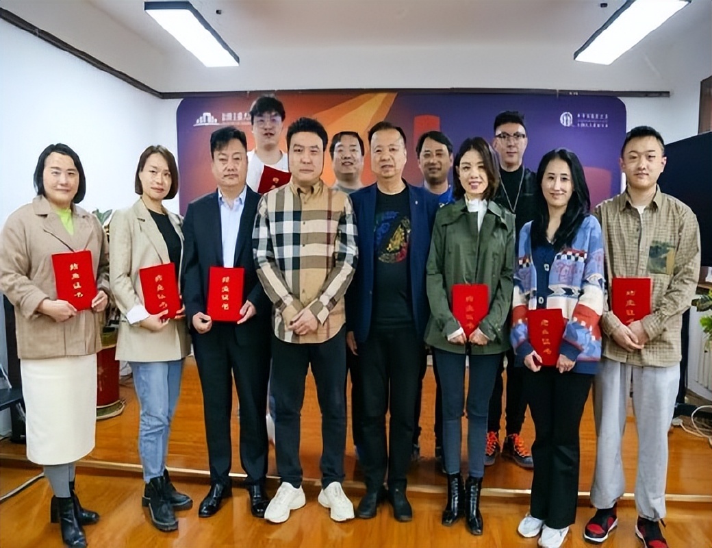 *养包**女大学生，口无遮拦被除名，前央视主持人阿丘现已走向末路