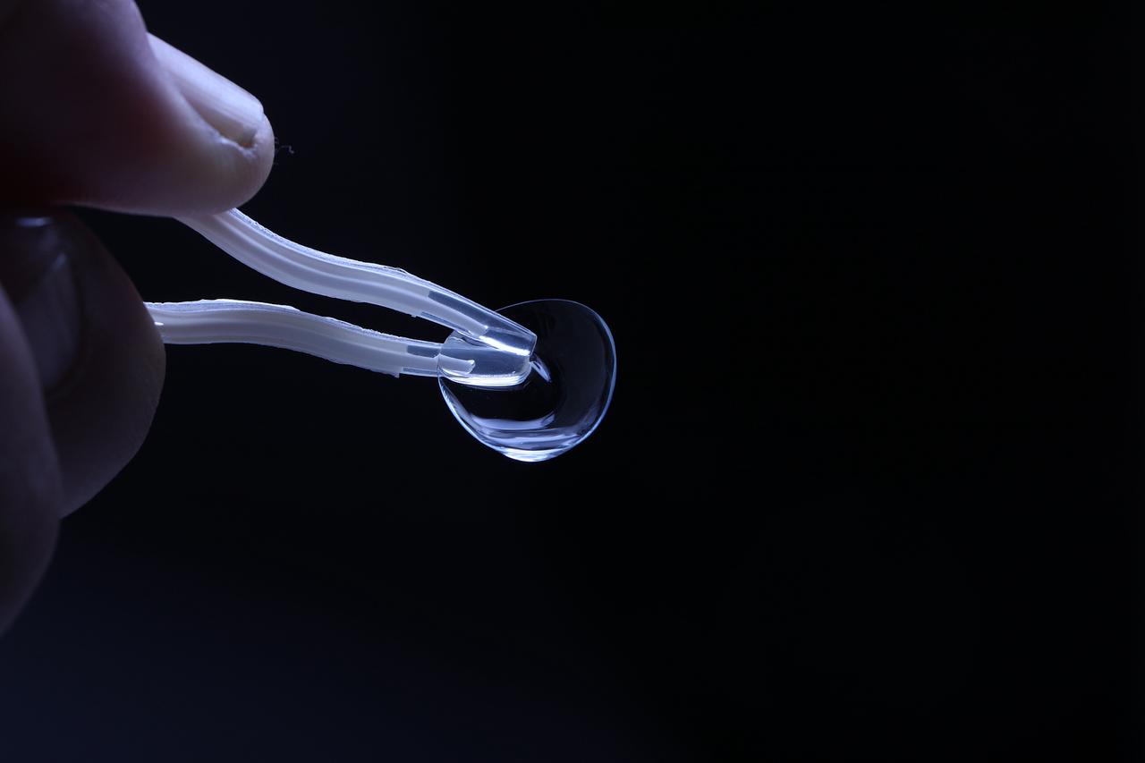 彩瞳打败口红成新宠，上千玩家掘金500亿市场，毛利高却没人赚钱