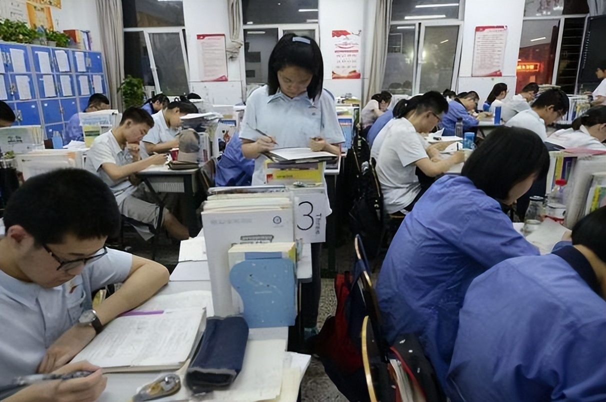 将取消中学生晚自习，家长们意见难以统一，教育部给出暖心答复