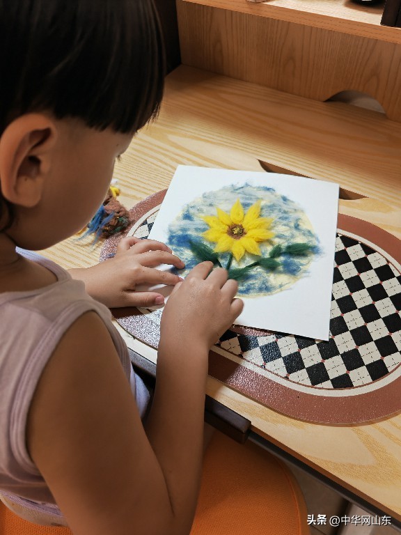 人满中秋圆——小朋友李泽丞佳节用棉絮画表达对老师们的祝福