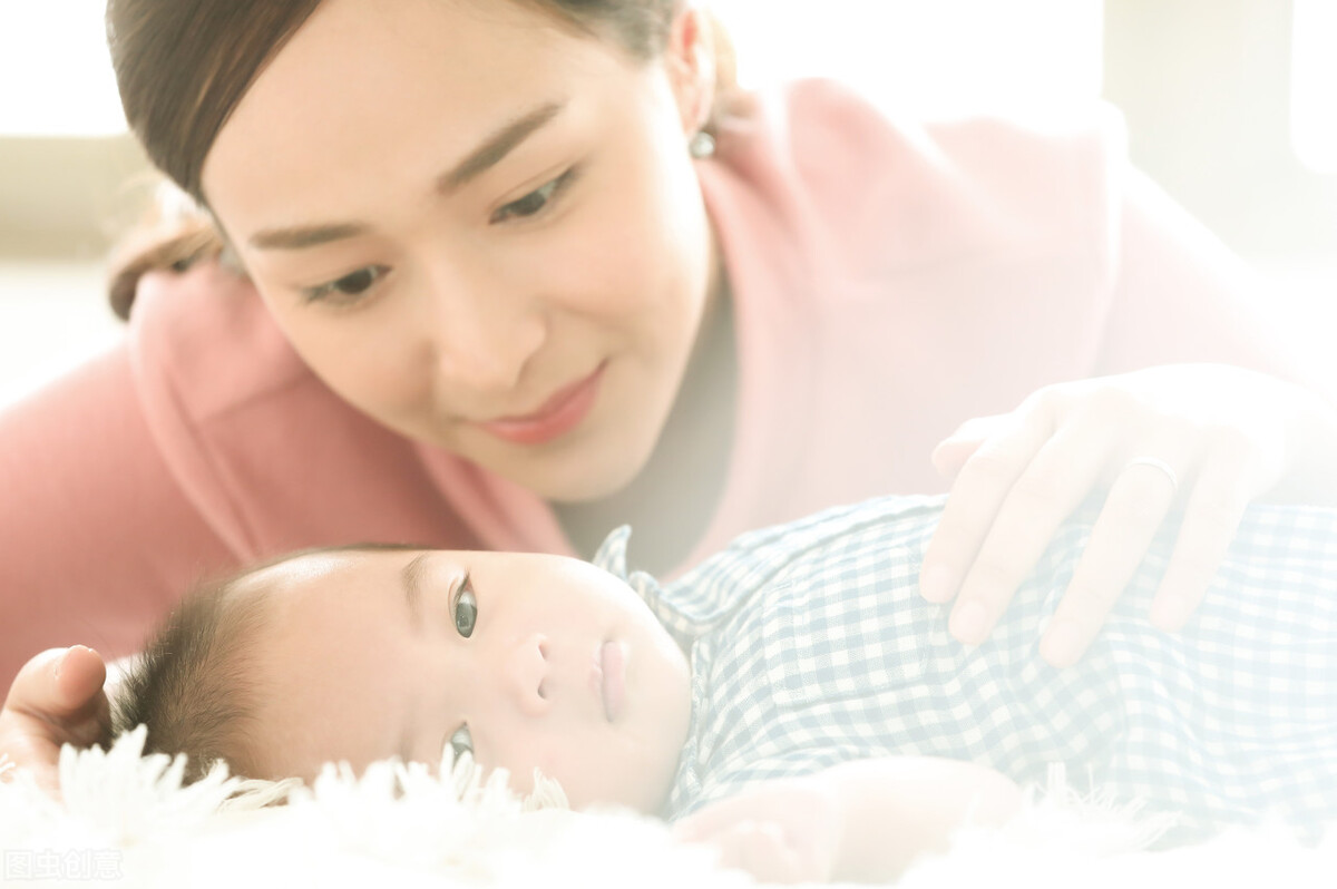 宝宝要翻身说说,宝宝几个月开始学会翻身最好