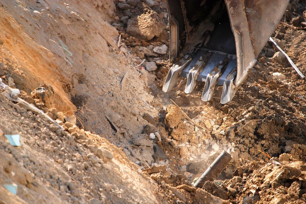 80年广西工人挖出骨灰罐，带回家腌菜，多年后专家估价：值2.3亿