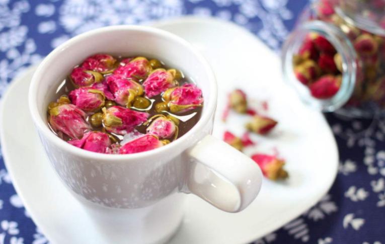 皮肤干燥吃什么补水最快最有效,皮肤干燥喝水补水敷面膜管用吗