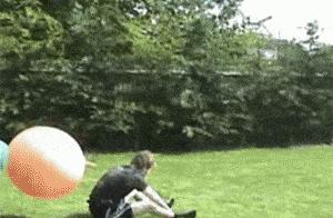 女孩子看起来外表美丽，其实裤袜已经掉到大腿根了！哈哈哈