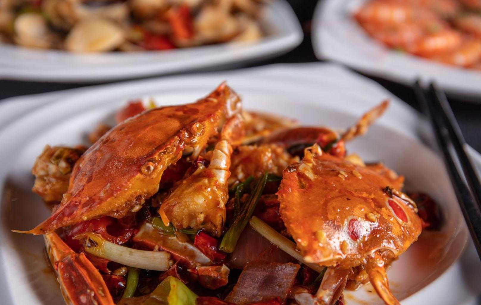 小螃蟹变身抢手货，小虫子变为致富法宝，男子年销8000万