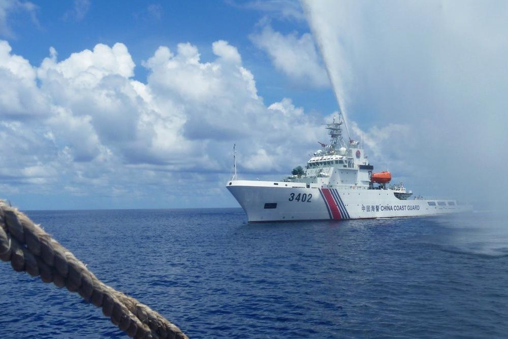 中国海警碰见菲律宾海警,菲海警船遭中方船只回应