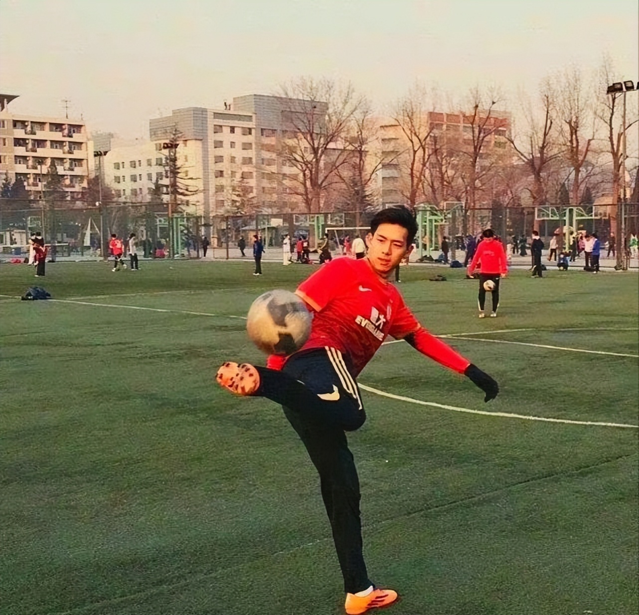 葡萄牙止步八强C罗掩面而泣，女友公开维护，李现武艺等发文致敬