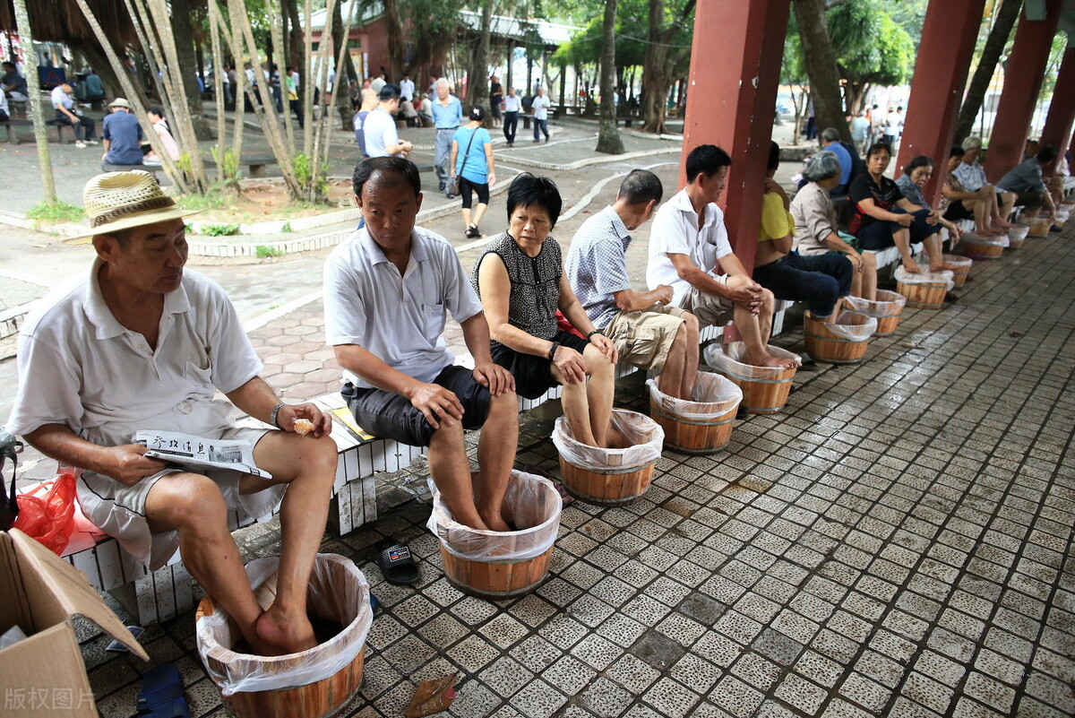 老人脚虚的原因和治疗方法,中年人脚部健康信号